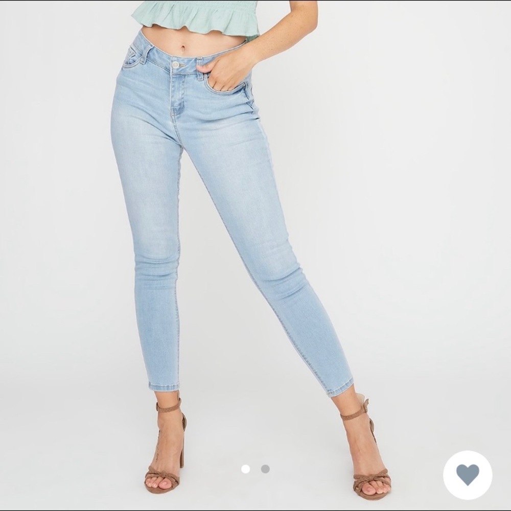 LIGHT WASHED MID-RISE PUSH UP JEANS
